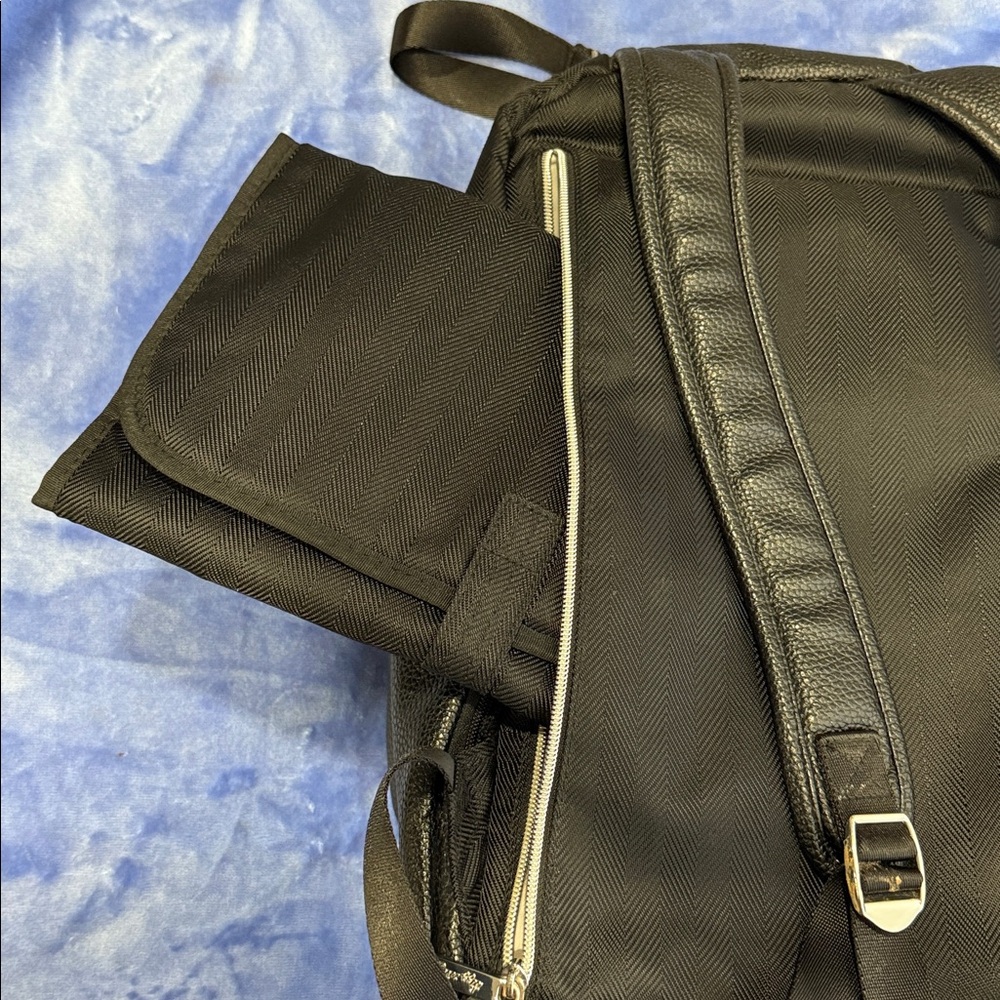 Itzy Ritzy Black Large Diaper/Backpack Bag - Picture 6 of 12
